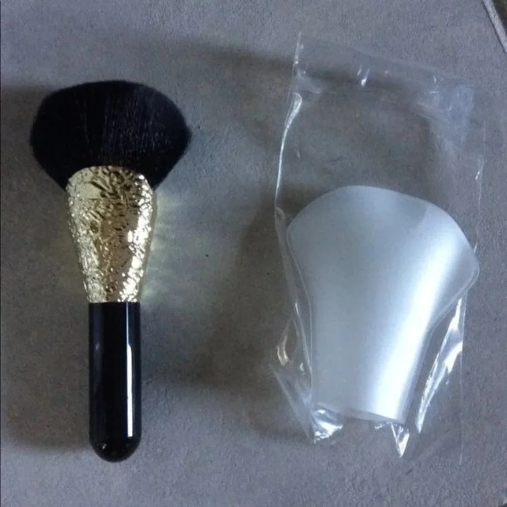MAC Medium Fan Brush Gold Band 143 SES